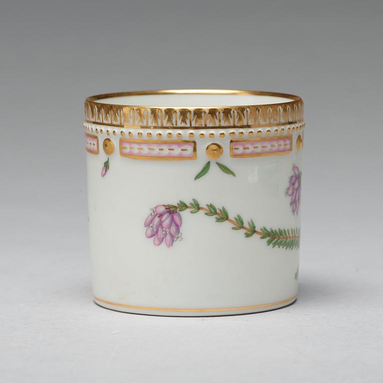 KAFFEKOPPAR med FAT, åtta stycken, porslin. "Flora Danica", Royal Copenhagen, Danmark.