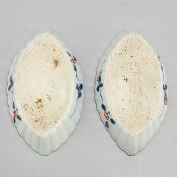 SKEDFAT, ett par, porslin. Qingdynastin, 1700-tal.