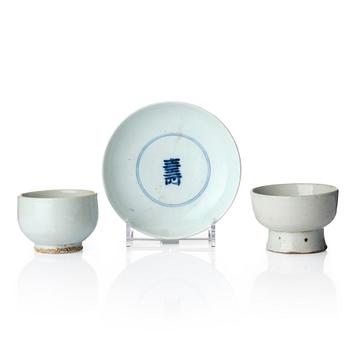 1181. Two Korean bowls and a dish, Joseon dynasty (1392–1897).