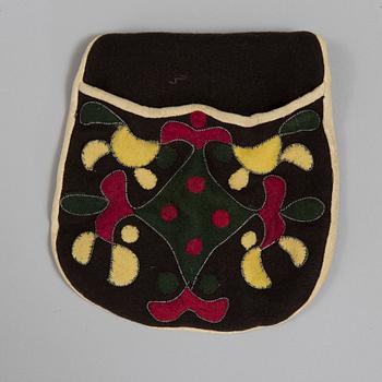 HÄLSINGEDRÄKT, 9 delar, bland annat broderad datering 1844.