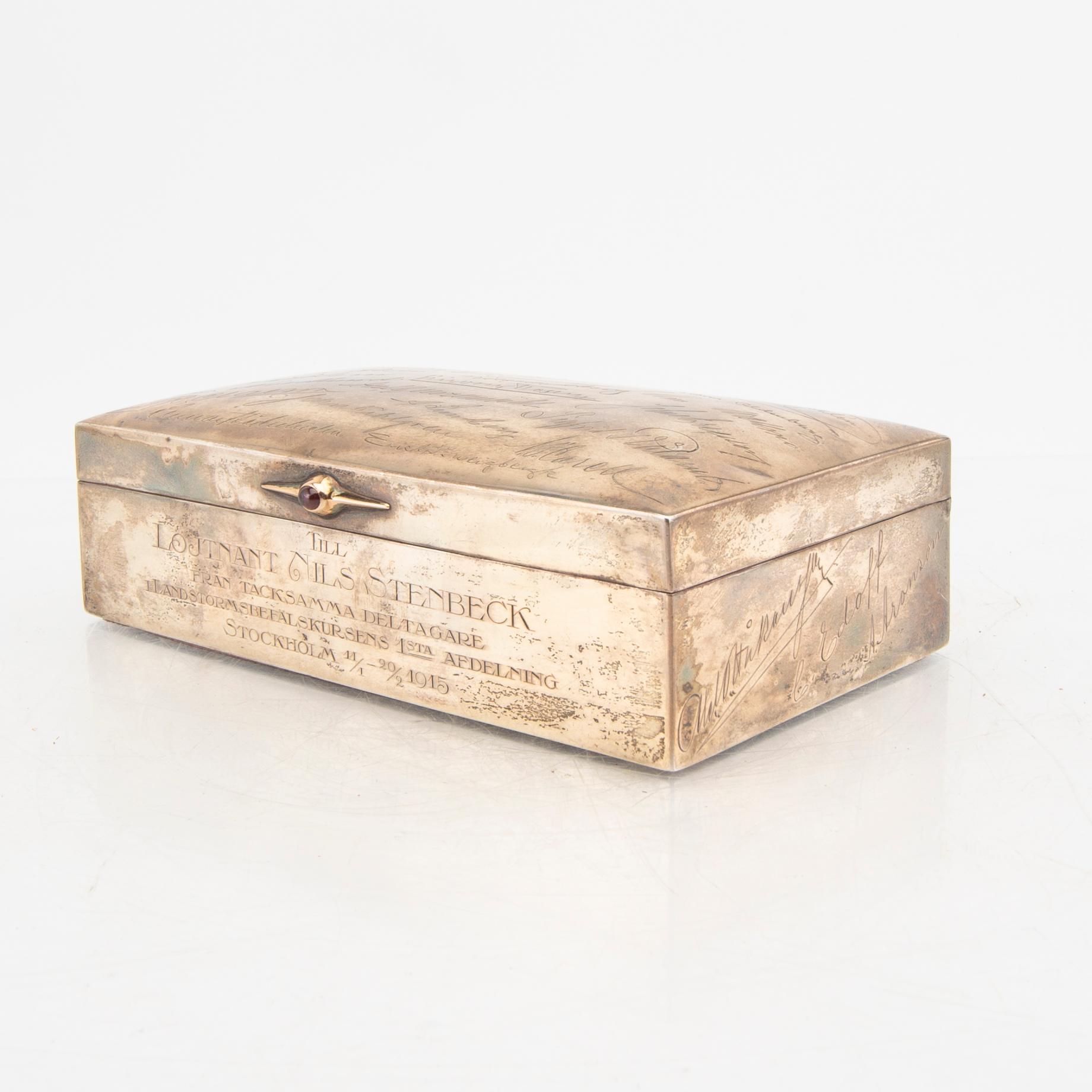 A Swedish 20th century silver cigarette case mark of CG Hallberg Stockholm 1914, total.