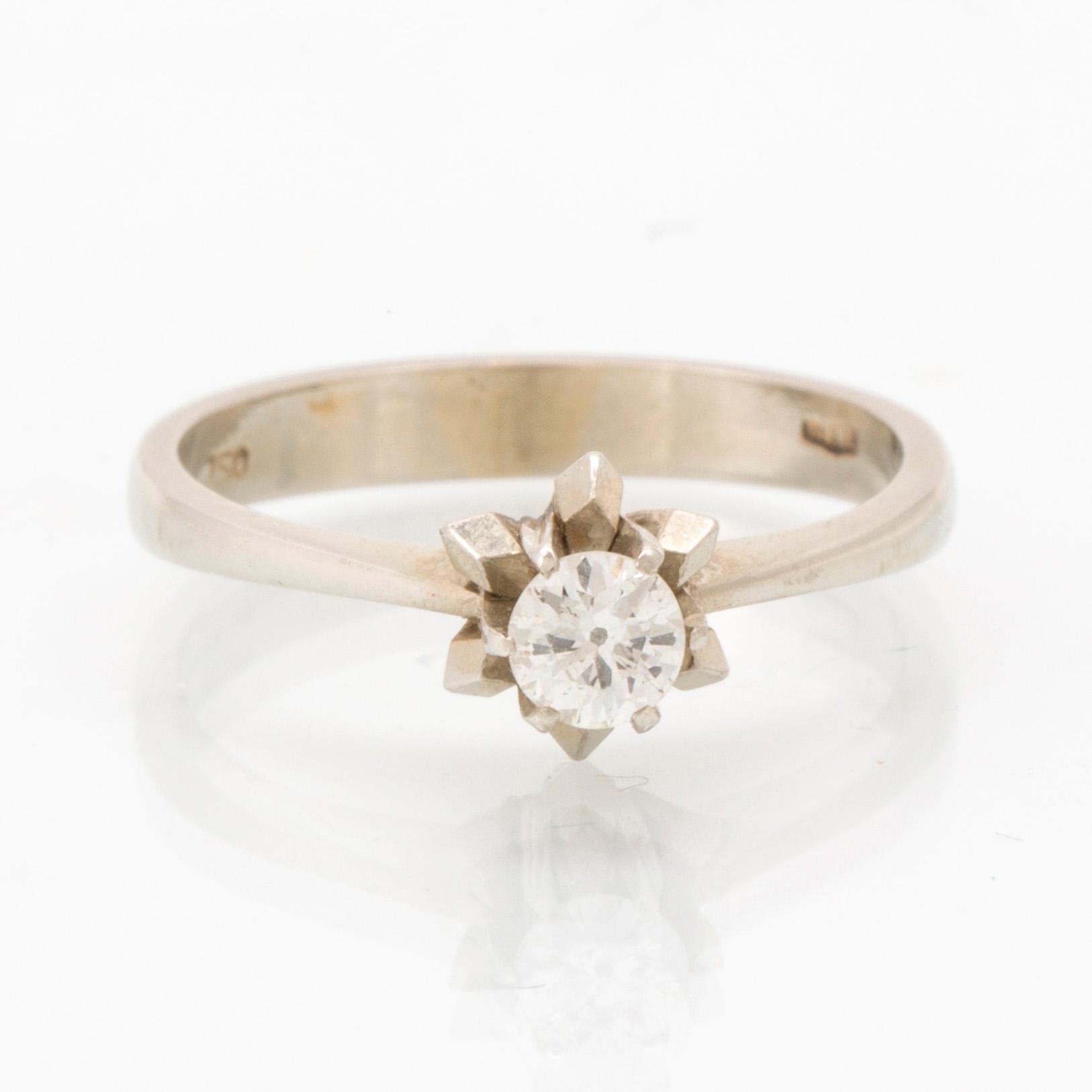 An 18K white gold and diamond ring, approx. 0.2 ct.
