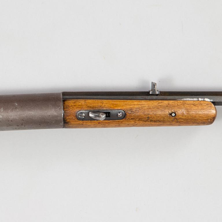 An Oscar Will "Bugelspanner" air rifle, ca 1915.
