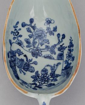 SÅSSNIPOR, 2 st, porslin, Qianlong, Kina 1700-tal.