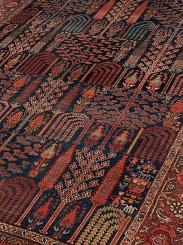ANTIQUE/SEMI-ANTIQUE BIDJAR. 352 x 229,5 cm (as well as approximately 3 cm of flat weave at each end).