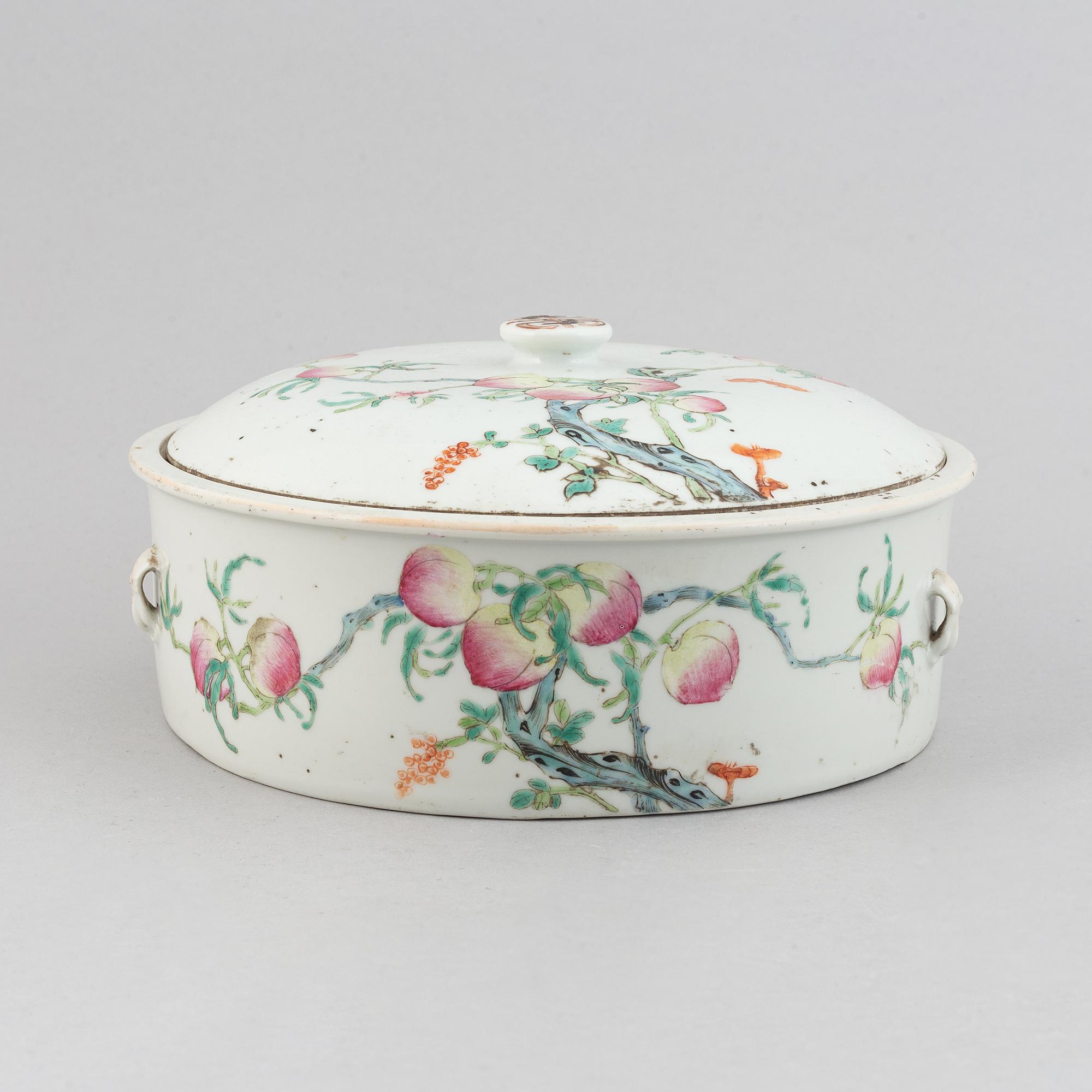 A Chinese porcelain  lidded dish, turn of the century 1900.