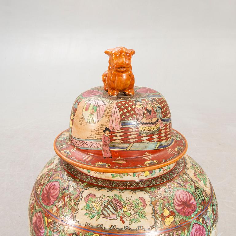 A Chinese ceramic urn early 1900s.