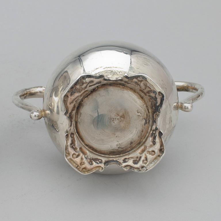 GRÄDDKANNA OCH SOCKERSKÅL, silver, rokokostil, Indien, 1900-tal. Totalvikt ca 525 gram.