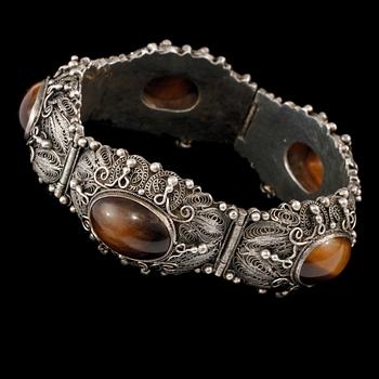 ARMLÄNK samt RING, silver med cabochonslipat tigeröga, 1900-talets andra hälft.