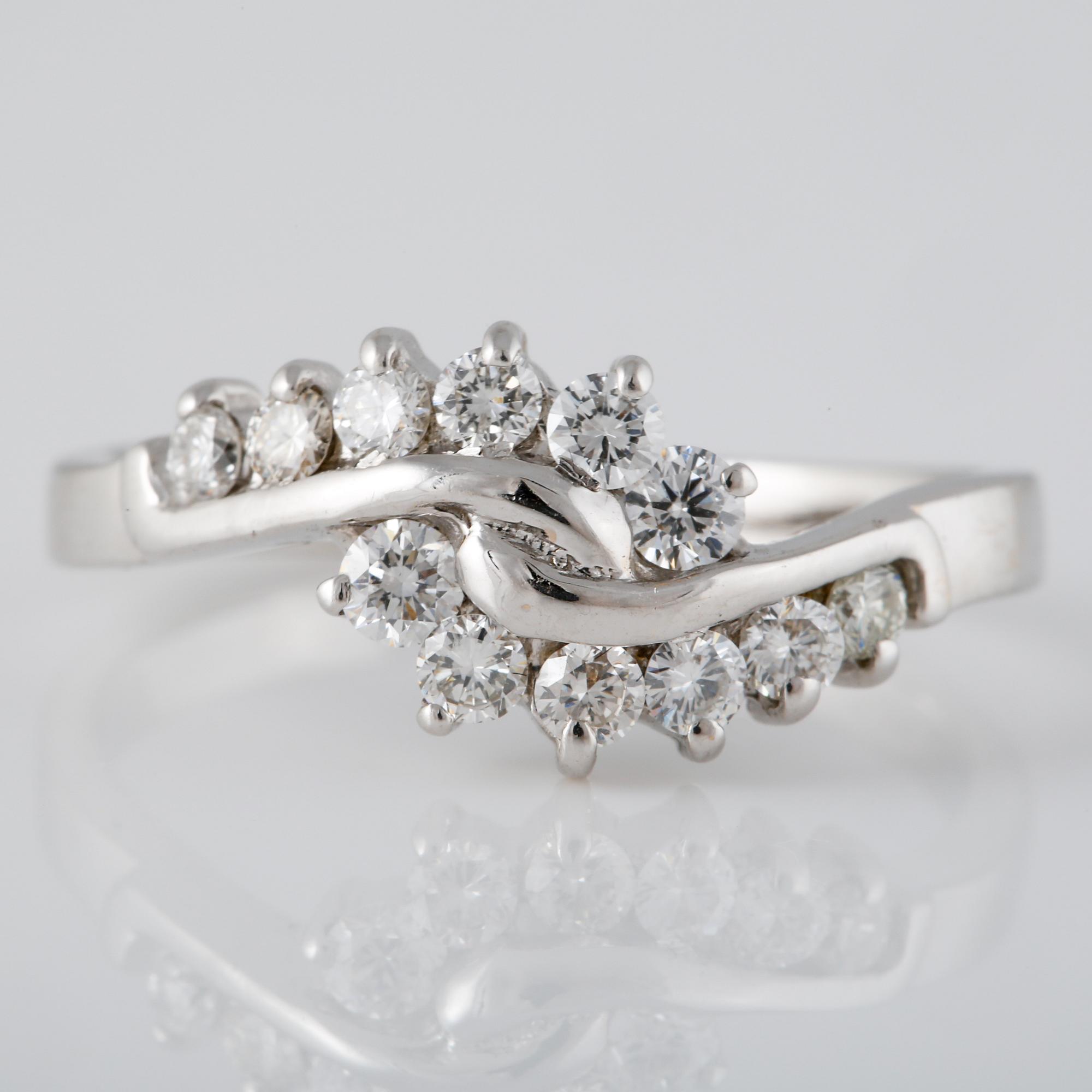 RING, 18K vitguld med briljantslipade diamanter ca 0.50 ct. Vikt 2,9 gram.