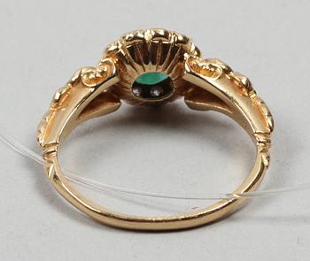 RING, guld och smaragd och diamanter.