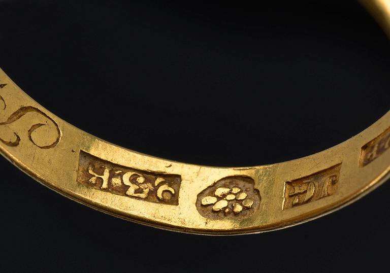 RINGAR 2 st, guld 23 k, samt ostämalad 18 k. 1800-tal. Tot. vikt ca 6,8 g.