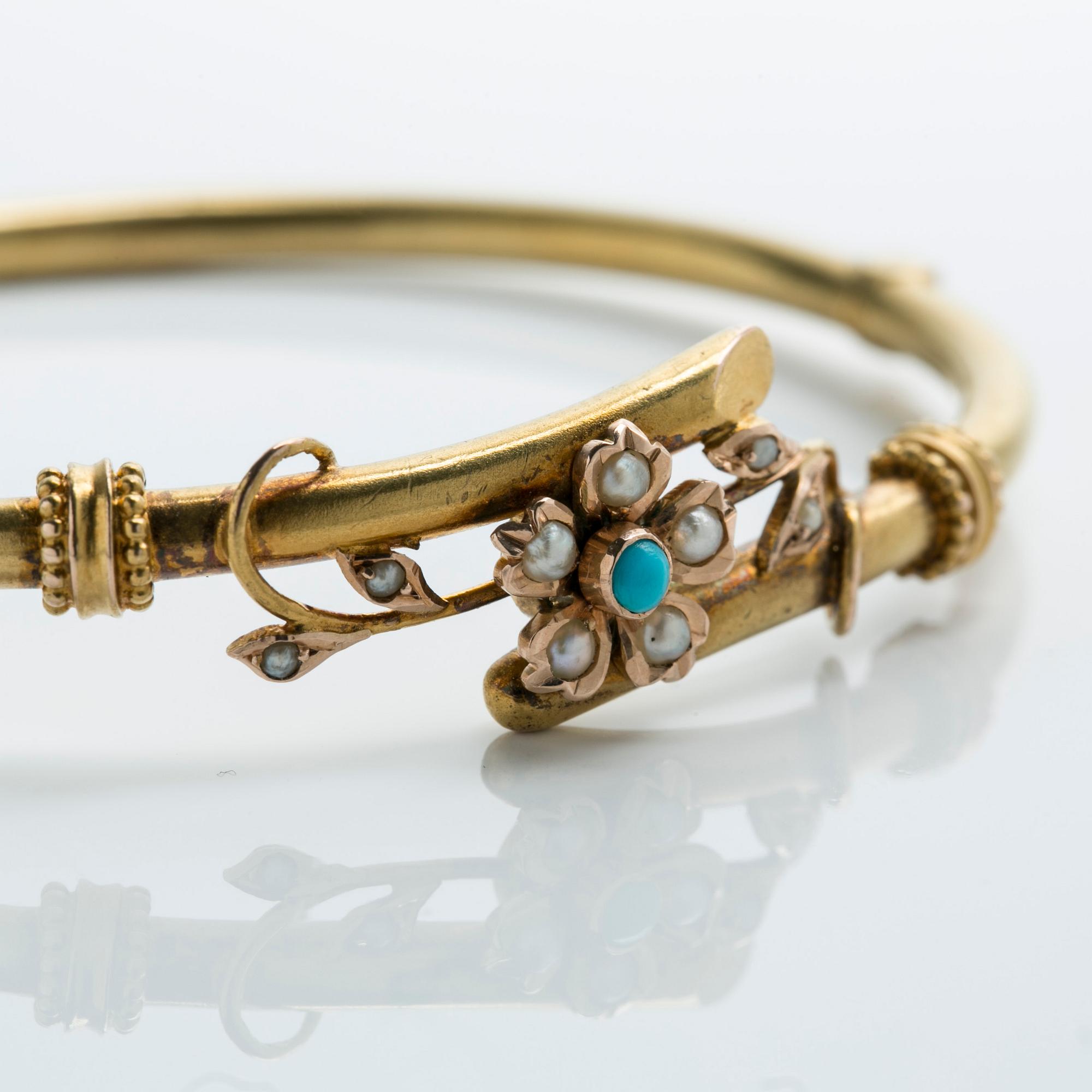 ARMRING, guld med cabochonslipad turkos och naturliga pärlor.