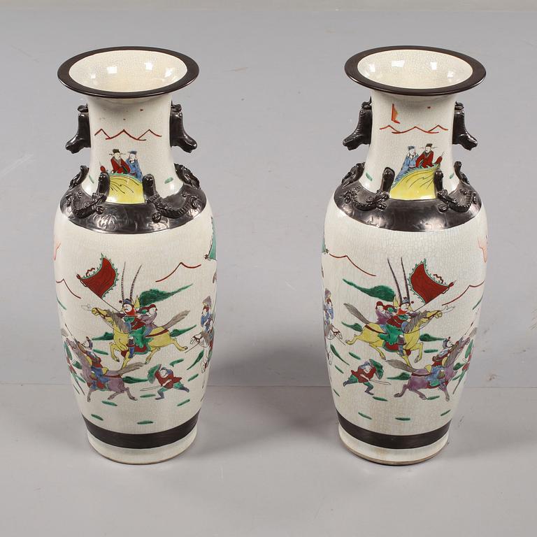 GOLVURNOR, ett par, porslin, Kina, 1900-talets första del.