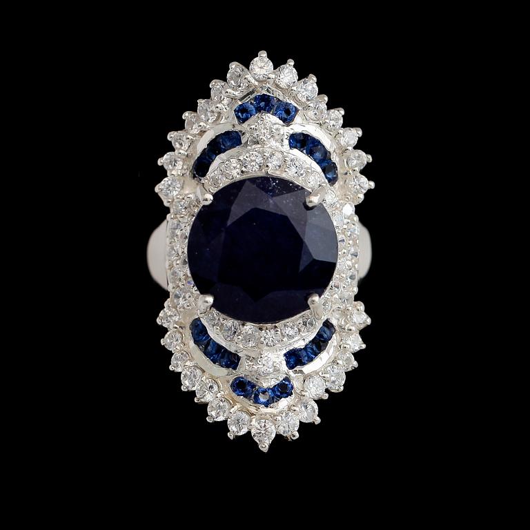 RING, vitguldspläterat sterlingsilver, safirer tot ca 1.10 ct, vita safirer tot ca 1.58 ct.