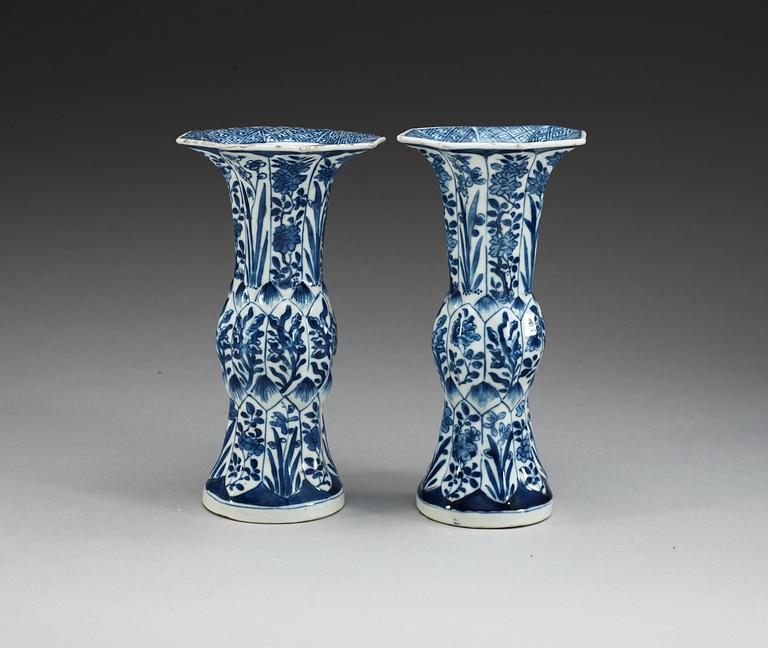 A pair of blue and white vases, Qing dynastin. Kangxi (1662-1722).