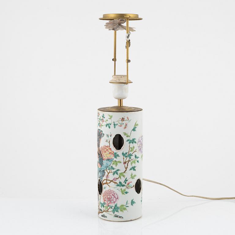 A Chinese porcelain table light/hat stand, early 20th Century.