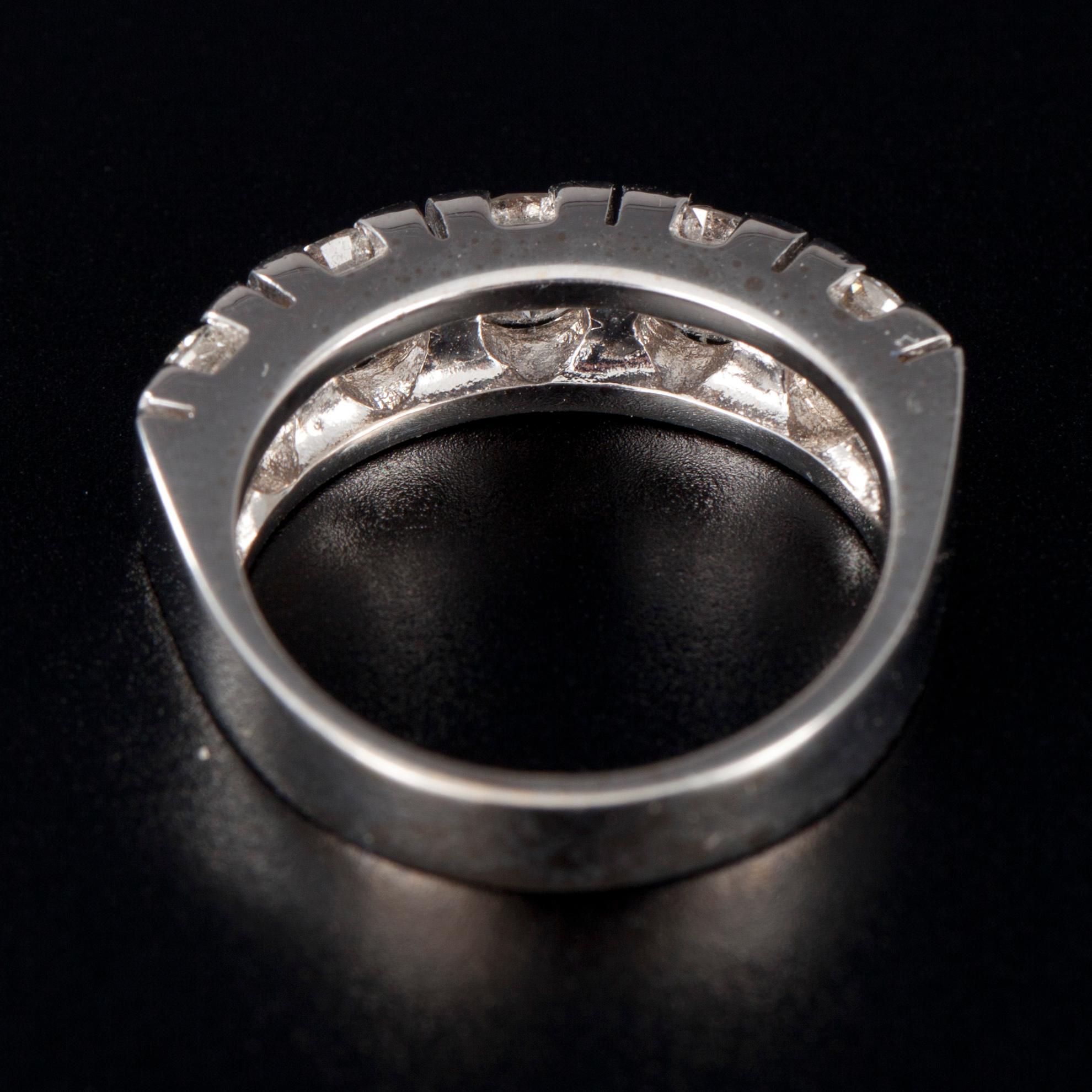 RING, vitguld 14K, 5 st. briljantslipade diamanter, tot. 2,50 ct. Vikt 6,9 g.