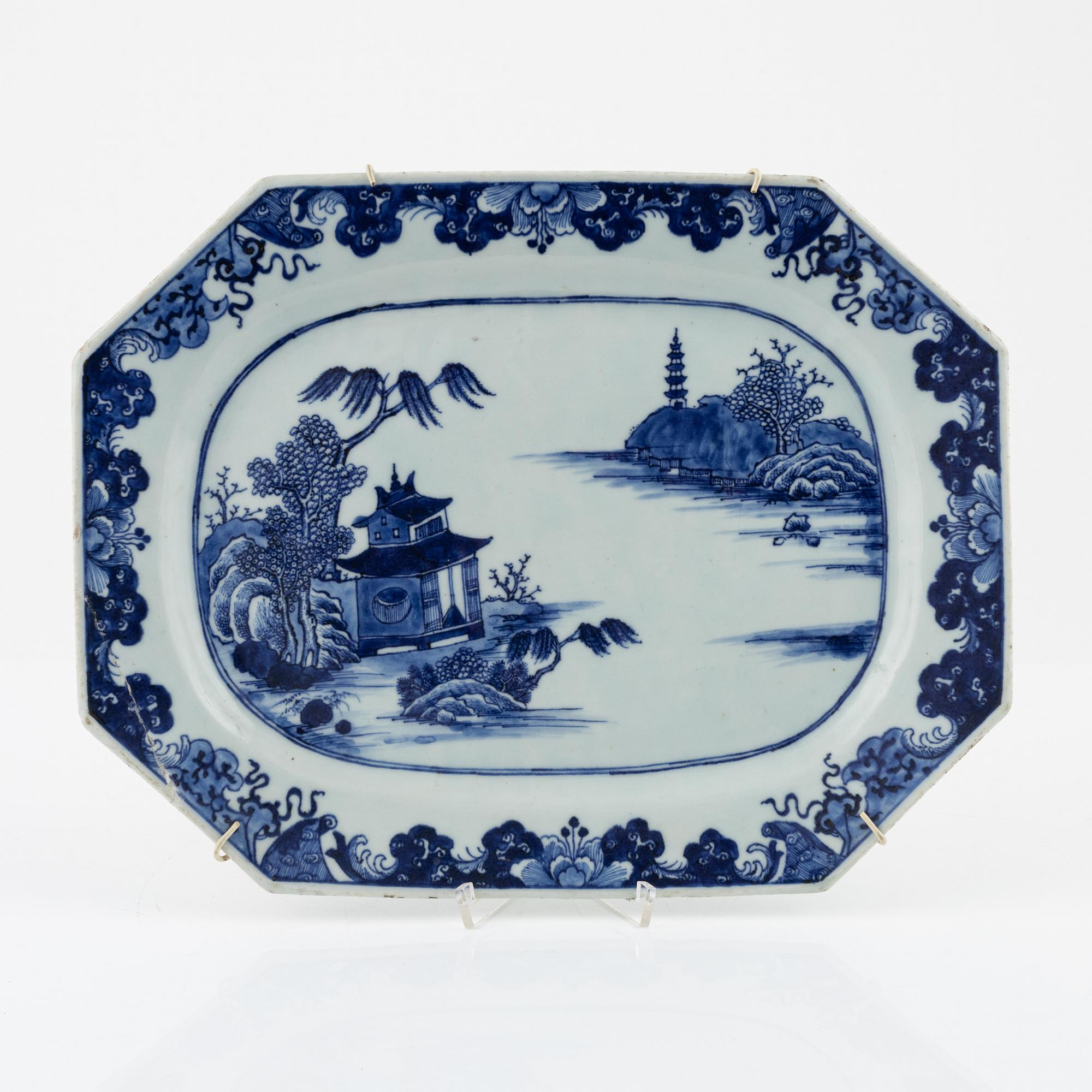 A Chinese blue and white porcelain charger, Qing dynasty, Qianlong (1736-95).