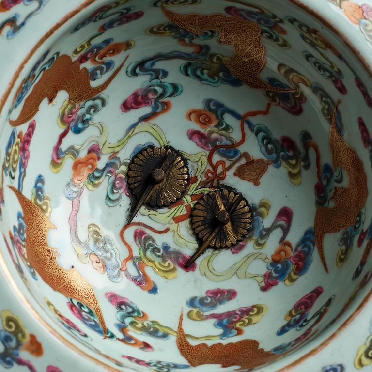 Two hanging flower pots, Qing dynasty, 19th Century.