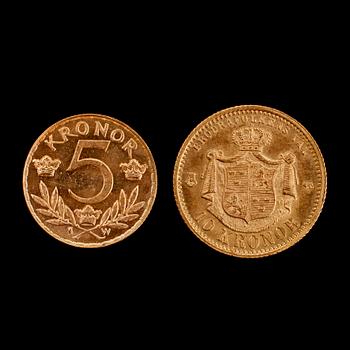 GULDMYNT, 2 st, 5 kr och 10 kr, Oscar II och Gustaf V, 1874 samt 1920. Vikt ca 6 g.