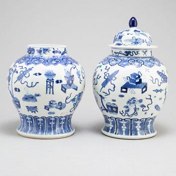 A pair of blue and white vases, Qing dynasty, Guangxu (1875-1908).