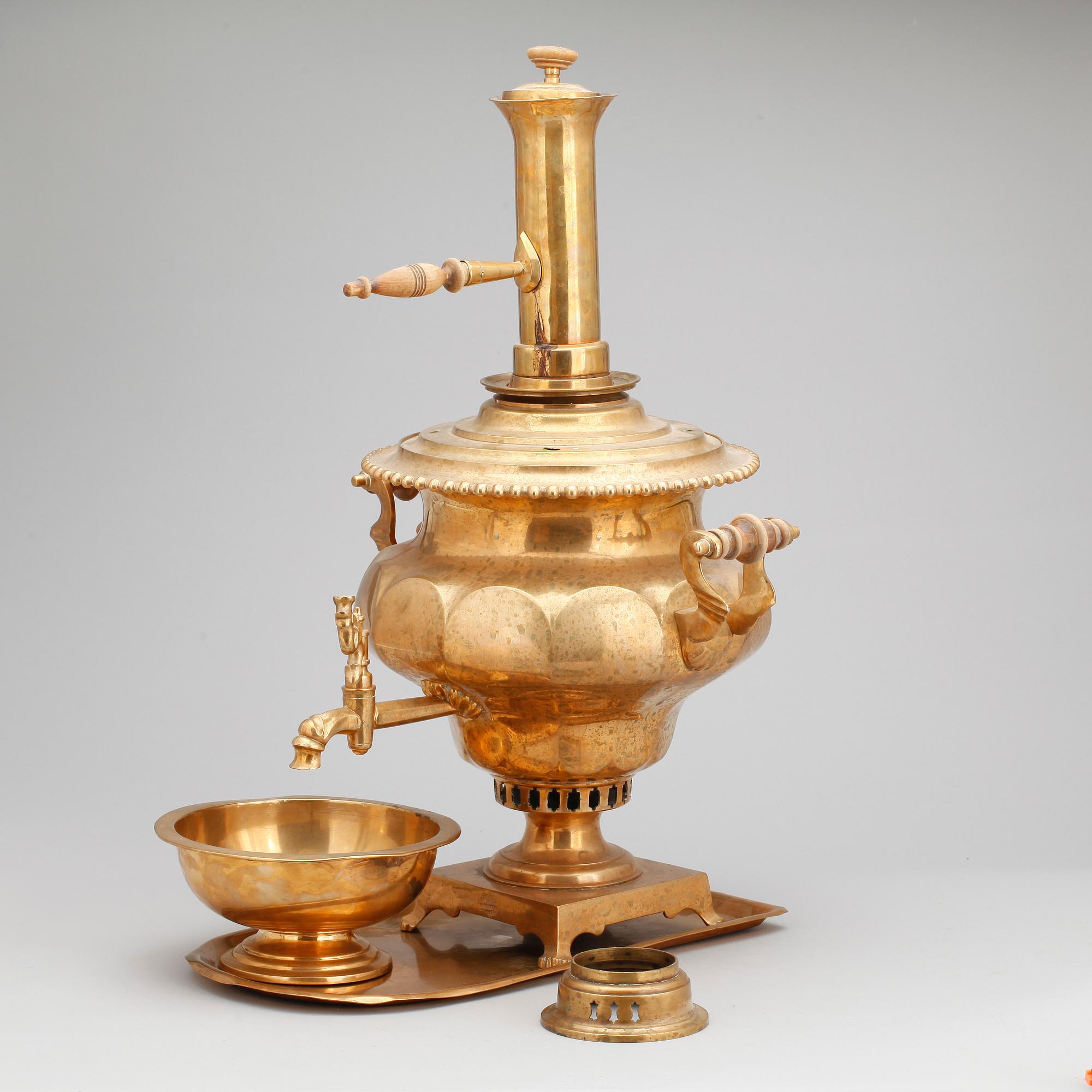 SAMOVAR på BRICKA, mässing, Ryssland 1800-tal.