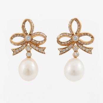 Earrings, a pair, 18K rose gold with cultured freshwater pearls and brilliant-cut diamonds.