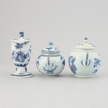 Two blue and white tea pots with cover and a milk jug, Qing dynasty, Qianlong (1736-95).