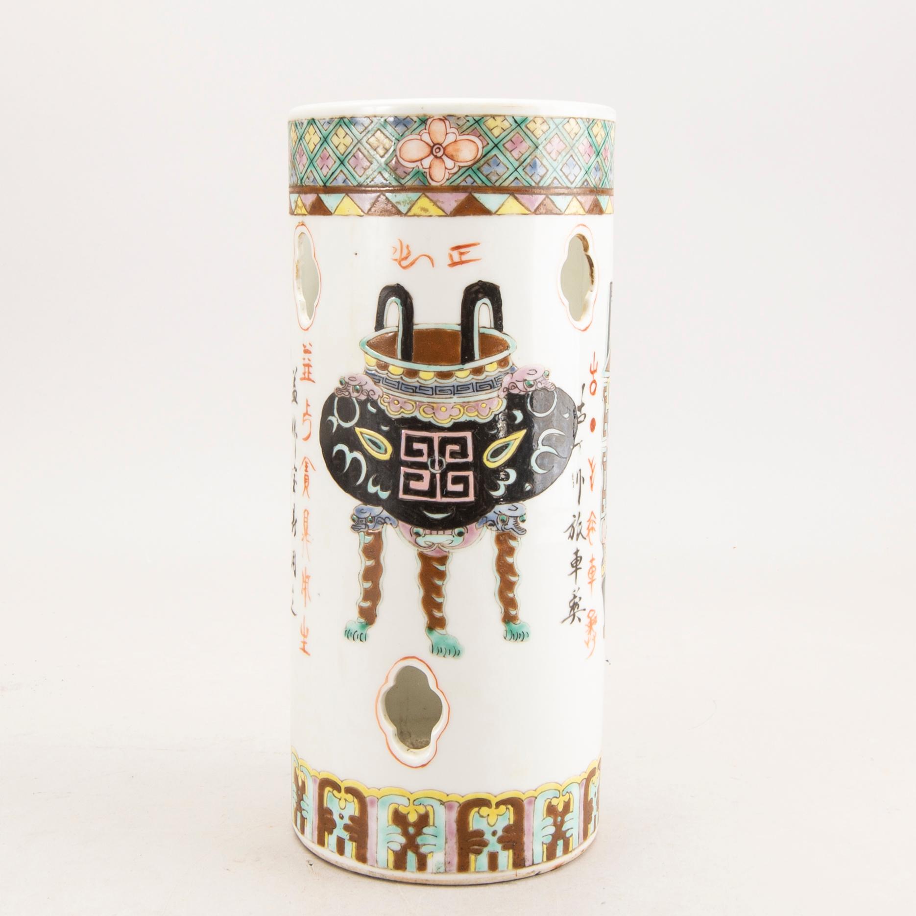 A Chinese porcelain vase around 1900.