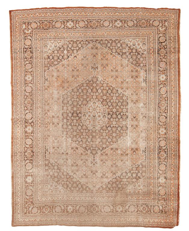 ANTIQUE TABRIZ. 427 x 344 cm.