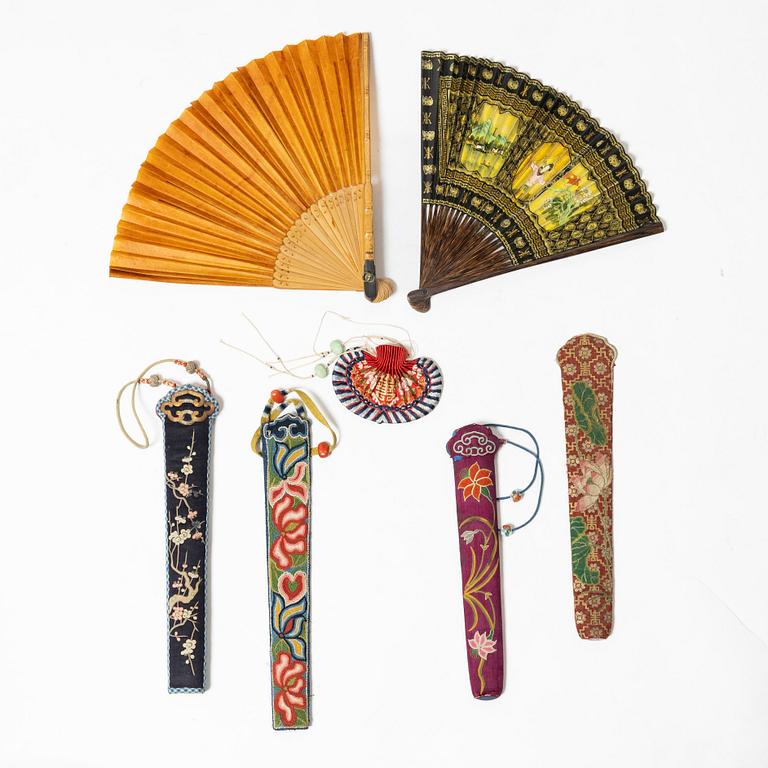 Två solfjädrar, fyra broderade fodral samt liten väska, sen Qingdynasti/tidigt 1900-tal.
