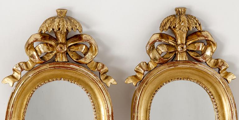 SPEGELLAMPETTER, ett par, gustaviansk stil, omkring sekelskiftet 1900.