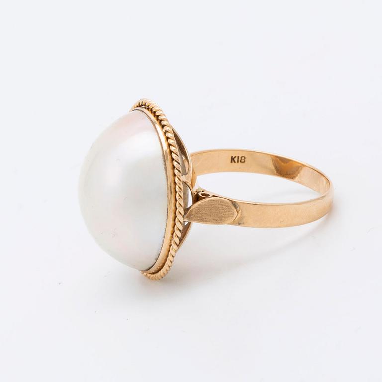 Ring and earrings 18K gold with mabé pearls approx 20 mm, ring size approx 52.