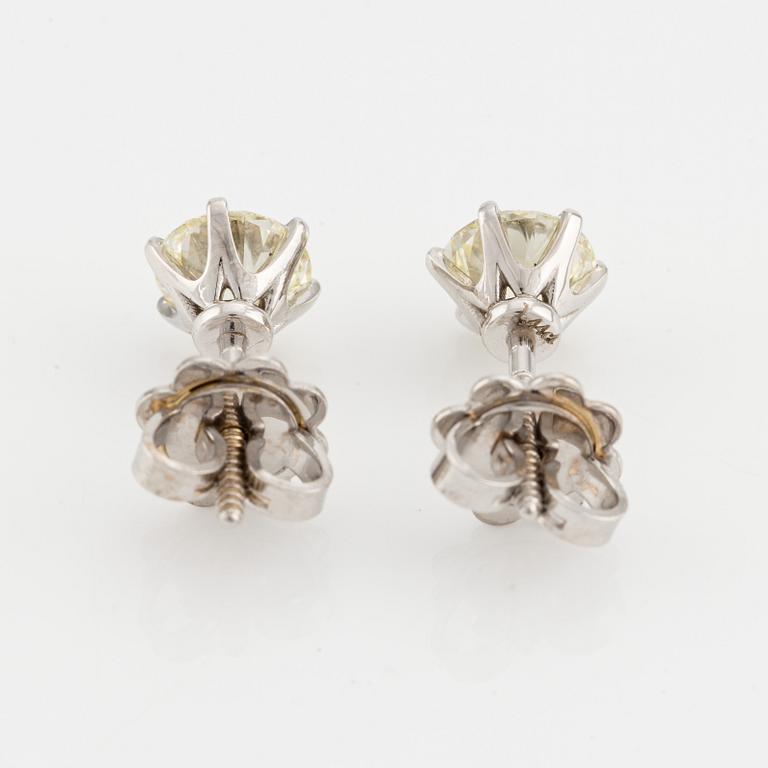 Earrings with brilliant-cut diamonds.