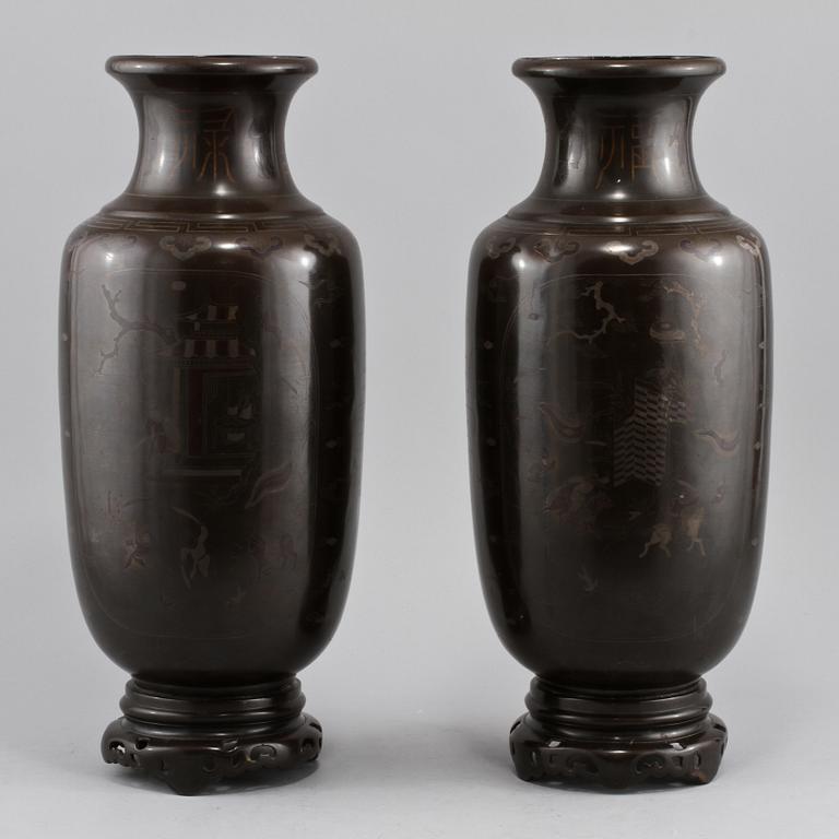 URNOR, ett par, troligen brons, Kina, 1900-tal.