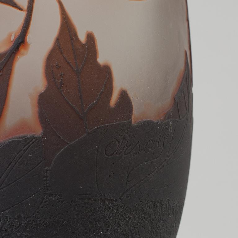An Arsall (Vereinigte Lausitzer Glaswerke) cameo glass vase with flowers, Germany, early 20th century.