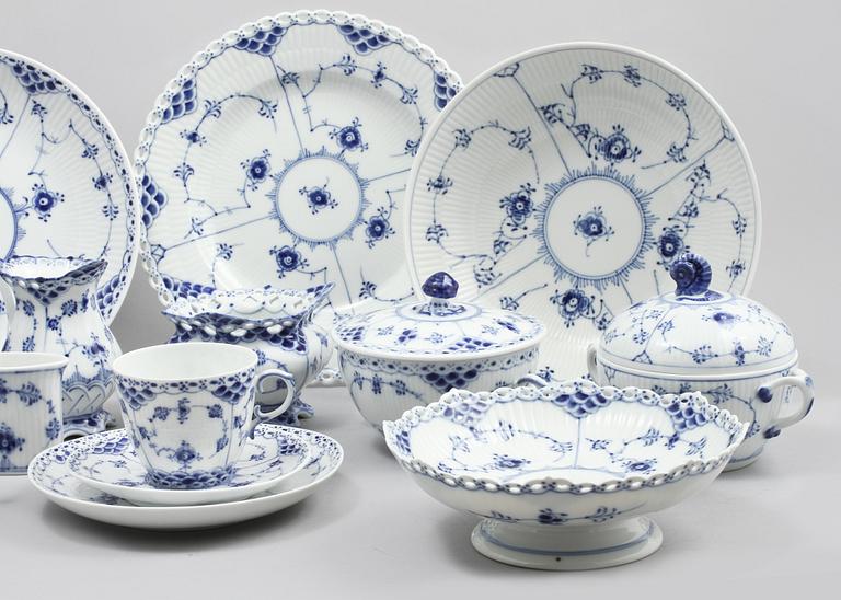 SERVISDELAR, 80 st, porslin, "Musselmalet", Royal Copenhagen, 1900-talets andra hälft.