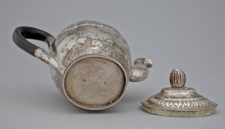 KAFFEKANNA, silver, empir, troligen Tyskland, 1800-talets första hälft. Tot vikt ca 547g.