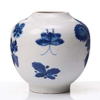 A blue and white Transitional vase, 17th Century.