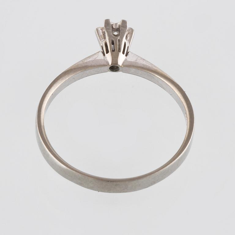 RING, 18K vitguld med åttkantslipad diamant, importstämplad. Vikt 2,4 gram.