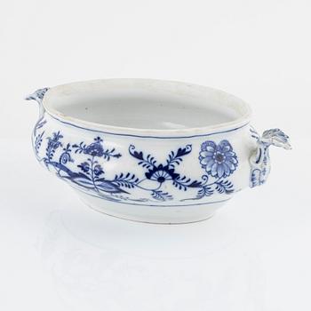 A 33-piece porcelain dinner service, "Ziebelmunter", mostly STadt Meissen, Germany.