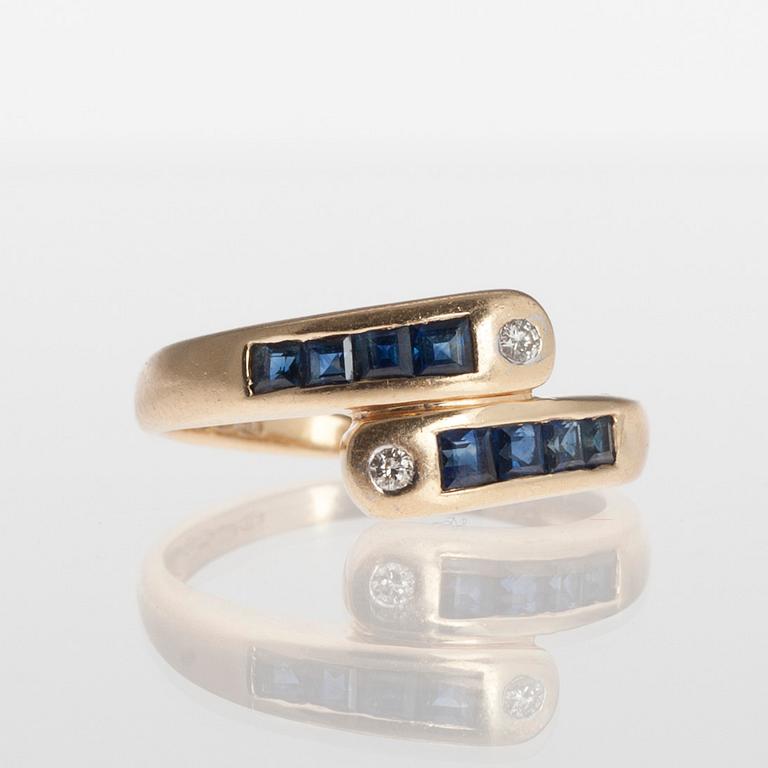 RING, 14K guld, 8 trappslipade safirer, 2 små diamanter, finska stämplar 1994. Vikt 3,3 g.