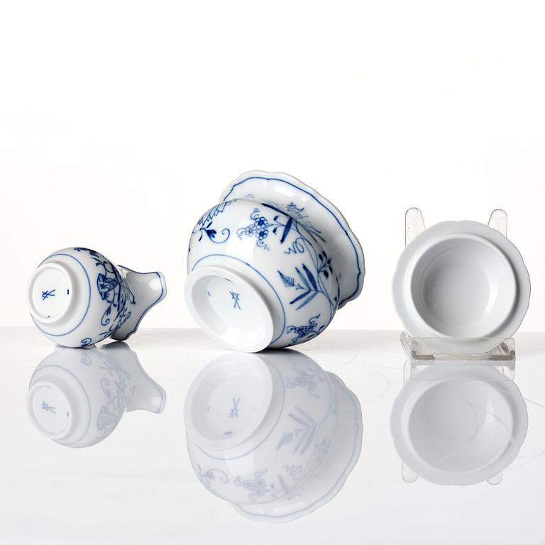 A coffeepot, sugarbowl, creamjug and a strainer, 'Zwiebelmuster', Meissen, Germany.