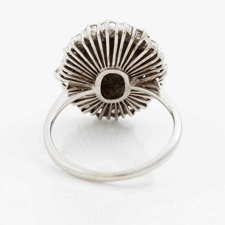 Ring 18K vitguld med turkos samt runda briljant- och baguetteslipade  diamanter.