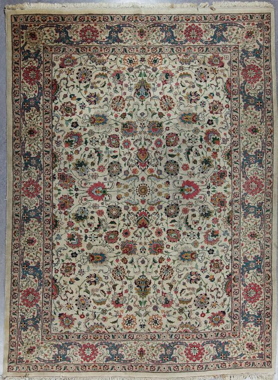 MATTA, semiantik/old Täbris. Ca 329 x 240 cm.