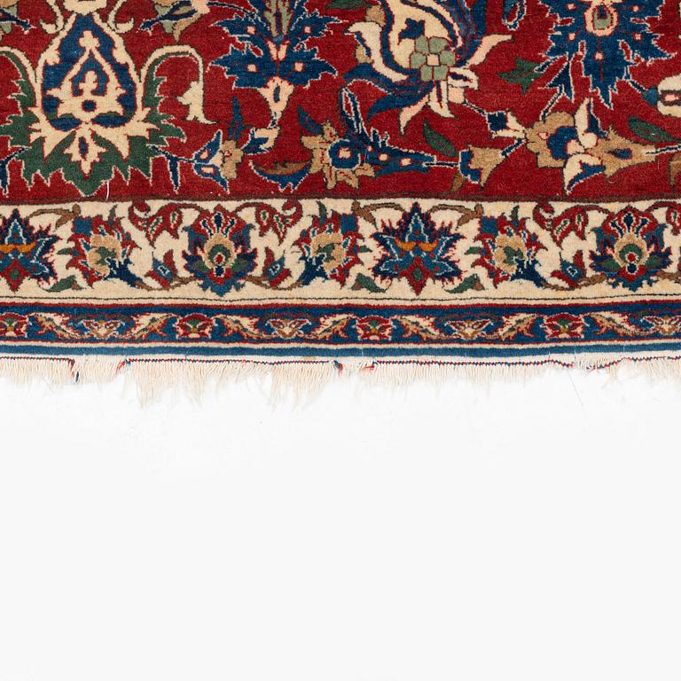 A semi-antique Isfahan carpet, ca 352 x 256 cm.