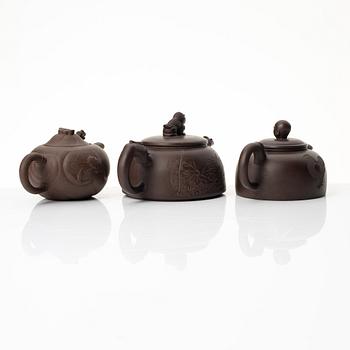 A group of three Chinese yixing teapots, 1980s.