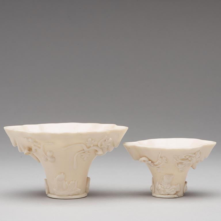 VINOFFERBÄGARE, två stycken, blanc de chine. Qingdynastin, Kangxi (1662-1722).