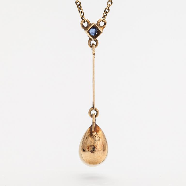 An 18K gold neckalce with a sapphire and cultured pearl.